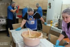 Trening kulinarny uczestników ŚDS,  przygotowanie sałatki jarzynowej
