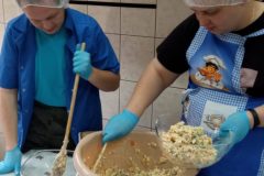 Trening kulinarny uczestników ŚDS,  przygotowanie sałatki jarzynowej, łączenie składników
