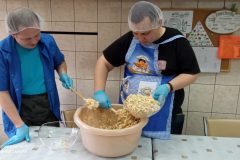 Trening kulinarny uczestników ŚDS,  przygotowanie sałatki jarzynowej, łączenie składników