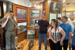 Uczestnicy ŚDS zwiedzają wystawę przyrodniczą ukazującą walory Lasów Janowskich