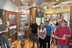 Uczestnicy ŚDS zwiedzają wystawę przyrodniczą ukazującą walory Lasów Janowskich