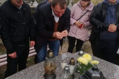 Uczestnicy ŚDS odwiedzają groby na Cmentarzu, zapalają znicza
