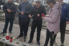 Uczestnicy ŚDS odwiedzają groby na Cmentarzu, zapalają znicza